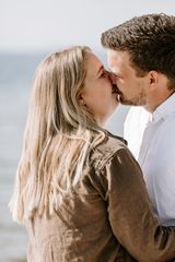 mand og kone kysser